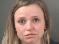 Блондинку, занявшуюся сексом с двумя учениками, сняли на видео