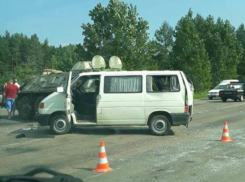 Женщина и ребенок получили травмы в ДТП с участием БТРа на Украине