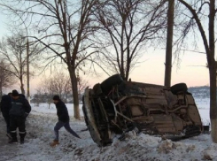 Автомобиль врезался в автобус, дерево и перевернулся в Сынжерее
