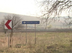 Появилось видео разборок в Богиченах - агрессоры перегородили дорогу и напали на машину с сотрудником полиции