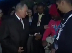 «Ущипни меня», – Путин сделал интересное предложение темнокожему студенту