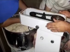 Застрявшую в мясорубке руку сотрудника столичного ресторана освободили спасатели 