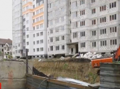 Котлован, который в любой момент погубит многоквартирный дом, вырыли в Кишиневе