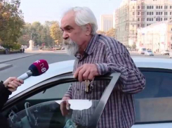 70-летний мужчина протестует перед зданием правительства