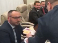 Григорчук метнул пачки денег в Литвиненко, передав «привет» от Плахотнюка