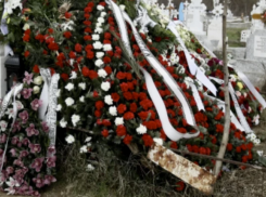 В Молдове могут запретить пластиковые венки на кладбищах