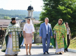 Президент страны поздравил молдаван с праздником Святой Троицы