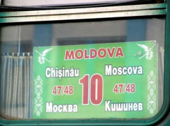 Поезд Москва - Кишинев протаранил автомобиль на железнодорожных путях вблизи Дондюшан