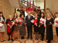 Восемь выдающихся женщин страны получили награды из рук президента 