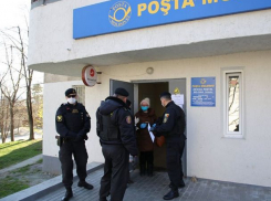 Почтальоны разносят пенсии по домам в сопровождении спецназа