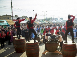Танцоры на бочках под музыку президентского оркестра собрали тысячи людей в Комрате