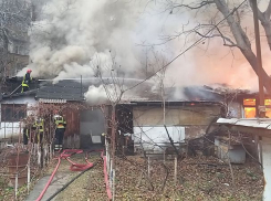 На Рышкановке загорелся старый дом 