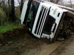 В Новоаненском районе перевернулся грузовик
