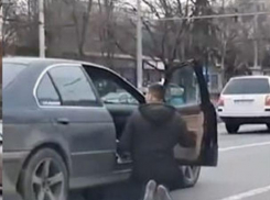 В Кишиневе водитель заставил другого водителя просить прощения у женщины на коленях