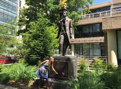 «Надев широкий боливар, Онегин едет на бульвар…» (Пушкин в Америке)