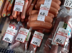 В Каушанах продают просроченную на месяц колбасу прямо возле школы