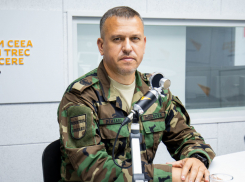 Около 40 военнослужащих стреляли и прыгали с парашютом под Кагулом