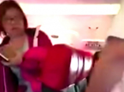Скандал на борту самолета AirAsia с изгнанием «нахалки» сняли на видео