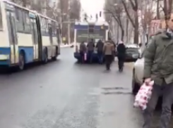 В центре Кишинева горожанам пришлось толкать троллейбус из-за отключения электроэнергии 