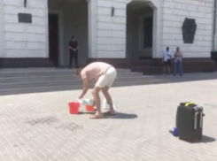 «Молочный активист» устроил протест перед Генпрокуратурой, попытавшись вручить вёдра с молоком Харунжену