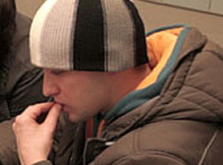 Мужчина вонзил нож в грудь подростку за то, что тот щелкал семечки в автобусе 