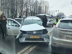 Пассажирка такси получила тяжелые травмы из-за лихого водителя, протаранившего троллейбус в Кишиневе 