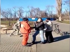 Возбужденная женщина забросала камнями прохожих и скульптуру влюблённых в парке «Валя Морилор»