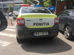 Наглая парковка полицейских на пешеходном переходе возмутила жителей Кишинева