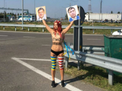 «Дураки без границ»: активистка Femen обнажила грудь против Саакашвили и Порошенко