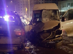 Потерявший управление микроавтобус устроил жуткое ДТП на Ботанике