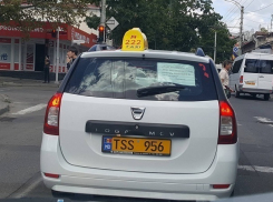 «Унионистское» такси с цитатой об оккупанте на стекле обнаружили в Кишиневе