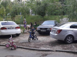 Автохамы на детской площадке в Кишиневе вызвали бурное возмущение молодых мам: «Быдло город захватывает» 