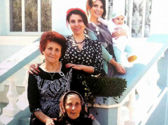 Трогательное фото женщин пяти поколений у больницы восхитило жителей Молдовы