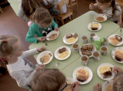 В детсаду на Рышкановке малышей чуть не накормили кашей с червями 