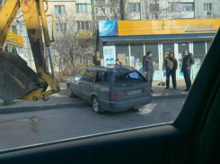 На Старой Почте ковш экскаватора серьезно повредил чужой автомобиль