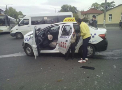 Пассажирка получила серьезные травмы в столкновении такси и автомобиля  Lexus в центре столицы
