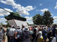 Протест в Кагуле против сноса памятника Т-34, посвященного героям Великой Отечественной войны