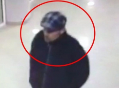 Мужчина в клетчатой кепке совершил преступление в торговом центре в Кишиневе