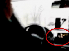 Возмущенная женщина сняла на видео, как столичный таксист развлекал себя за рулем