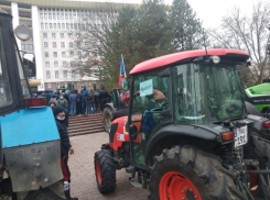 Трое полицейских пострадали из-за «майданщиков» на тракторах