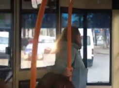 Скандал в столичном троллейбусе между эмоциональной женщиной и водителем попал на видео