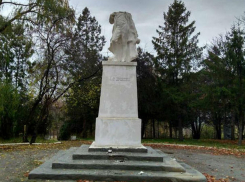 Памятник Пушкину в Фалештах обезглавили вандалы 