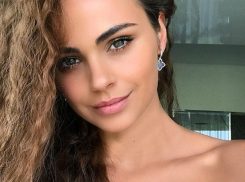 Обнаженная на пляже «особенная» секс-бомба Ксения Дели вызвала бурные эмоции поклонников