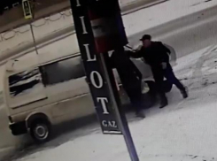 Водитель маршрутки напал на пешехода на Ботанике и попал на видео