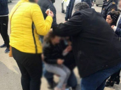 Женщину с несовершенной дочерью сбил автомобиль в Дрокии