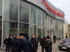 Бандиты со стрельбой захватили заложников в одесском автосалоне