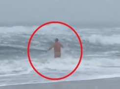 Голый мужчина совершил смелый эксперимент в ледяном море на пляже в Одессе и попал на видео