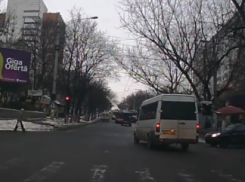 Момент нарушения ПДД водителем маршрутки в столице заснял видеорегистратор