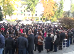 Сторонники и противники Филата собрались у здания суда, где проходят слушания по его делу 