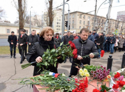 Социалисты возложили цветы у посольства России в Кишиневе 